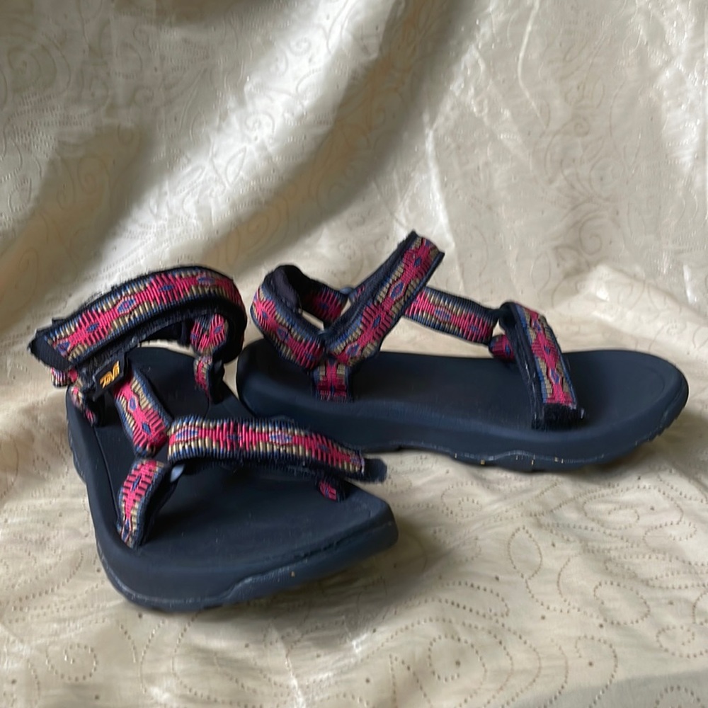 Unisex kids’ Teva Hurricane XLT 2 in “Canyon Red” colorway (size 13)